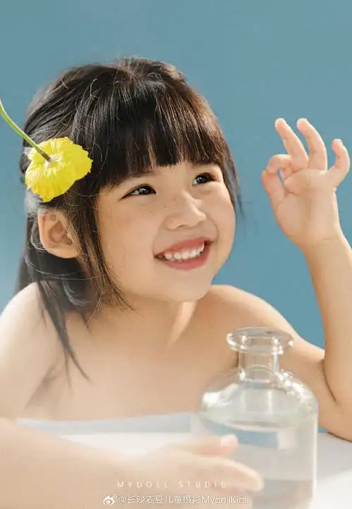 焦点对准女孩可爱的表情,治愈的笑容  简约高级,唯美有氛围感~  称