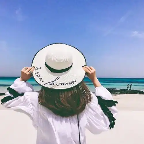 小草帽看海美女背影_戴帽子女生头像图片_扣扣居