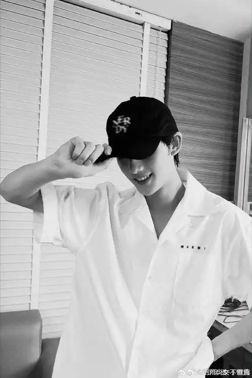 丁程鑫湿发侧颜照