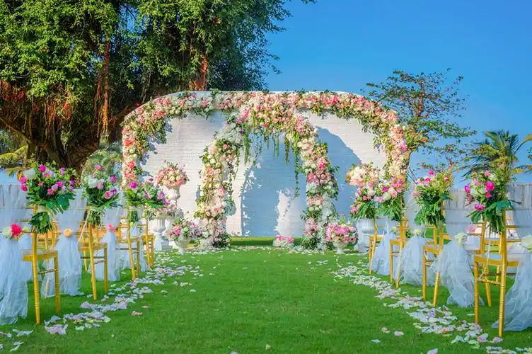 户外草坪婚礼花艺设计背景墙