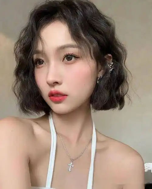 今年流行这3种"短烫发",时尚又减龄_短发_头发_发型