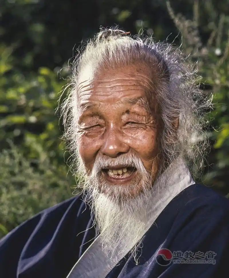 这位笑容和蔼的老者是"爱国道人"唐崇亮,这个称号是建国后被授予的