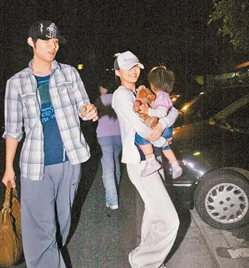 仔仔(左)和大s带着许俏妞去拜访友人,2人对婚事笑而不答