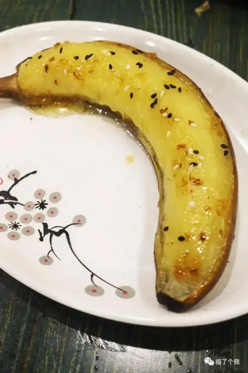 烤香蕉 不喜欢的人称它为烧烤届的黑暗烧烤 喜欢它的人连吃两根都还