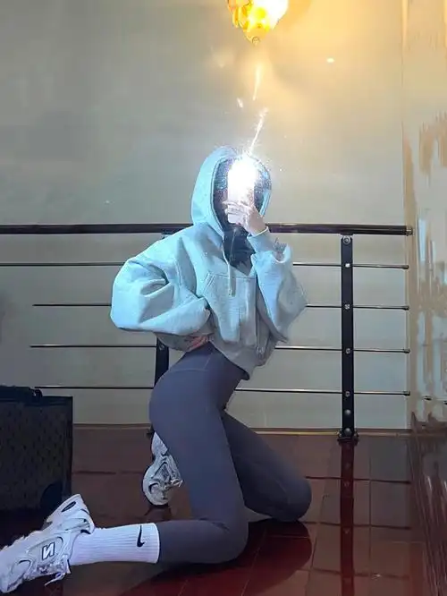 对镜自拍不露脸拍照姿势合集get78