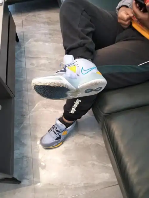 儿子梦寐以求的篮球鞋,还没看见鞋盒就已经穿成这样了!