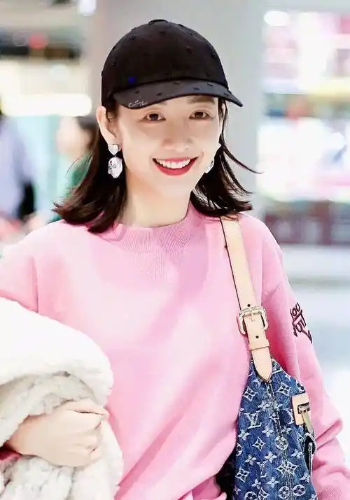 王鸥放下御姐"扮清纯",粉红毛衣配羊羔绒,年轻了至少10岁_皮肤_印象