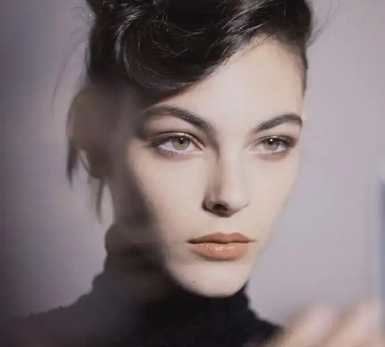 雌雄莫辨,碧眼疏离,一如最完美的雕塑,让人挪不开眼.