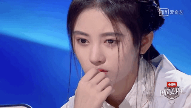 同样以古装上榜的鞠婧祎,用一滴泪,很好地诠释了什么叫作我见犹怜.