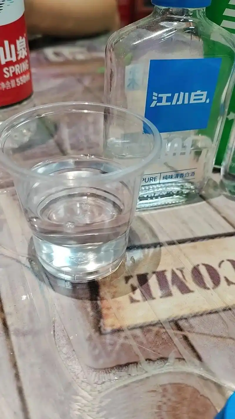 一个人喝酒,喝的是委屈,是心酸,喝的是无人诉说的忧愁…… 喝 - 抖音