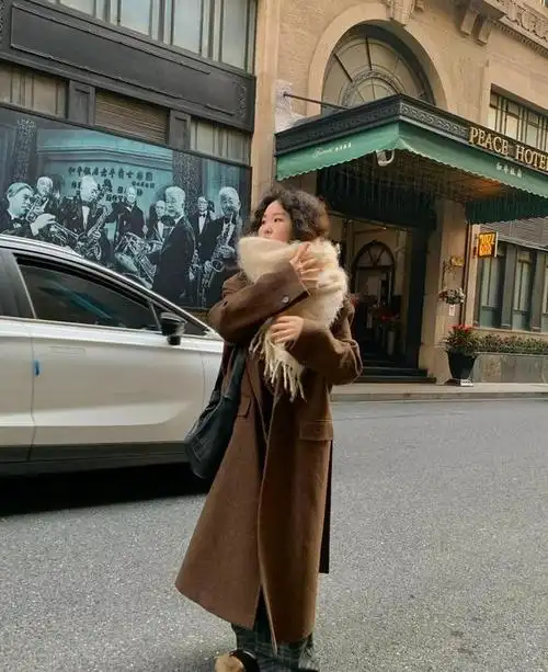 看了上海街拍才发现:潮人都穿"泥大衣 阔腿裤",个个时髦高级