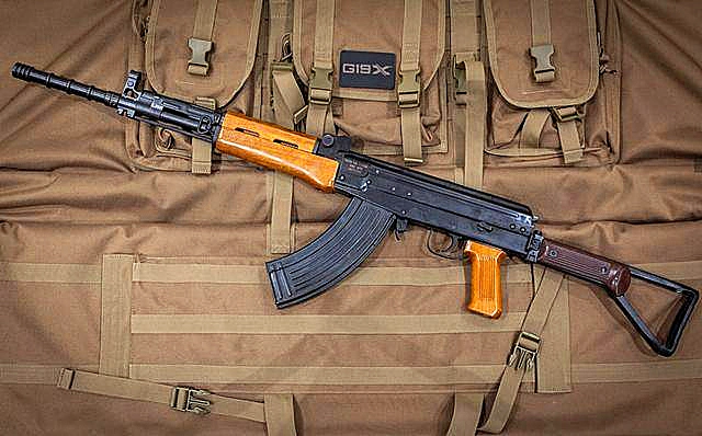 国产八一杠自动步枪首批送到中越边境一线试用