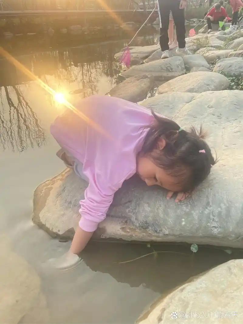 9495夏日的小溪边,有个粉色的小女孩在玩耍.