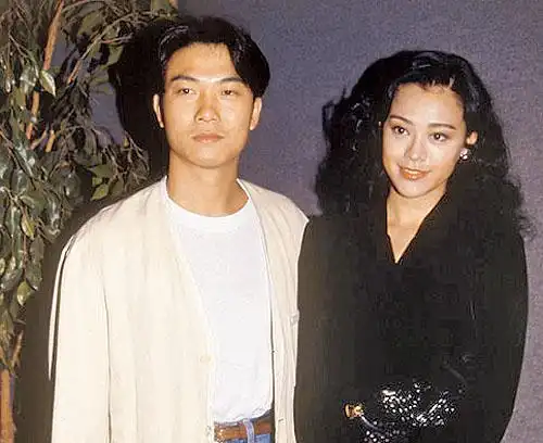 曾是香港当红艳星,一婚嫁武打明星,二婚嫁富豪,48与儿子像情侣