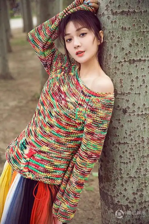 高清:潘之琳曝彩虹大片 萌辣御姐气质出众