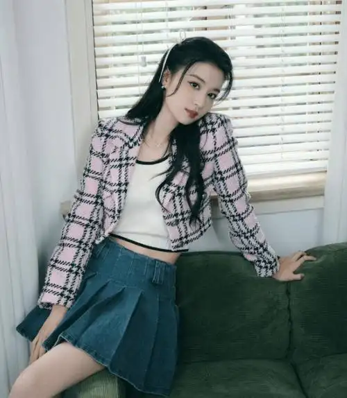 "太轻松"的牛仔短裤搭配方格西服,王楚然大秀呆萌制服美!