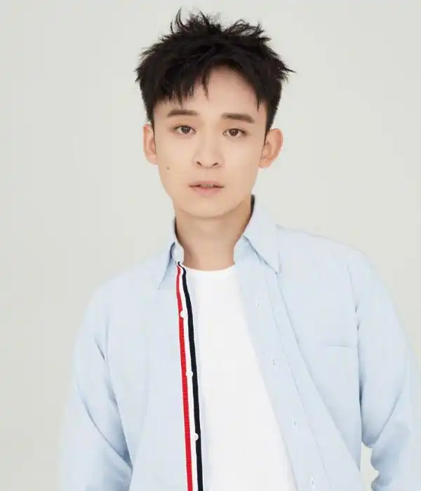 董子健阳光帅气,演绎沉稳绅士,风格多样时尚感十足