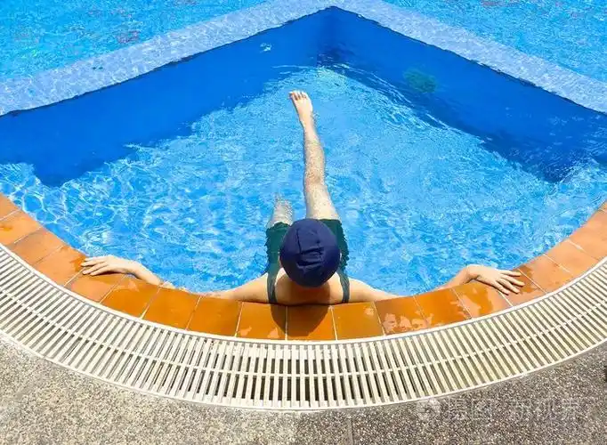 年轻女孩实践在游泳池里游泳照片-正版商用图片1j2ri7-摄图新视界