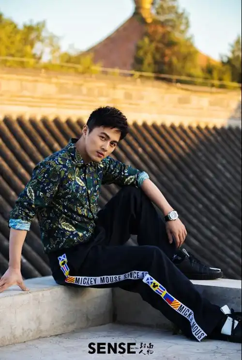 叶祖新暖冬大片 雅痞演绎复古庭院风