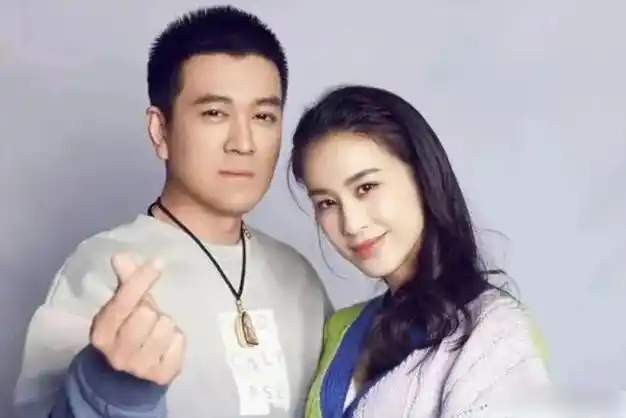 杨子黄圣依被传婚变后首次同框直播黄圣依全程闷闷不乐表情抢镜