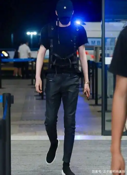 189的刘宇宁好身材绝了,穿白t搭紧身牛仔裤,筷子腿比女明星还细