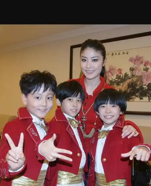 易烊千玺在2008年就已经加入飞炫少年组合出道了,飞炫少年的另外两位