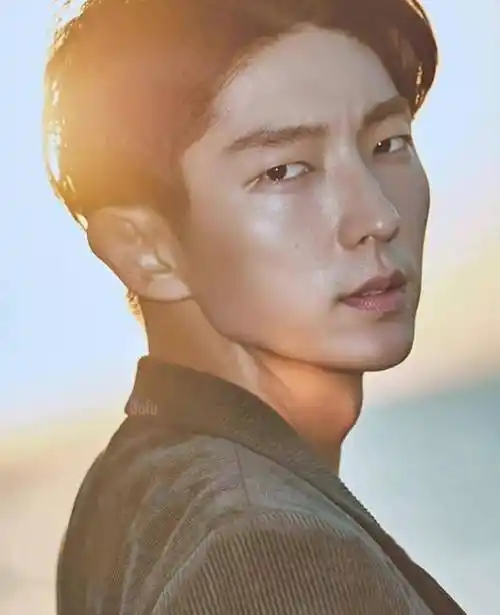 韩国艺人李准基新冠痊愈解除隔离回归再次我的人生拍摄