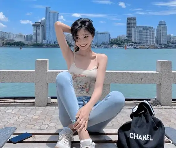 女生这样发朋友圈真的很low_柳岩_擦边球_照片