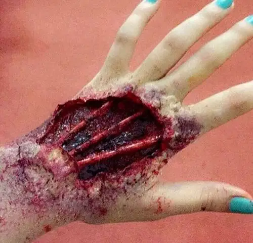 ih)在网上晒出一组自己完成的创伤妆容,逼真血腥的伤口令人毛骨悚然