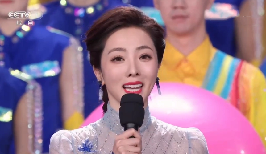 离开回声嘹亮晚会主持位被顶替央视主持人李思思怎么了