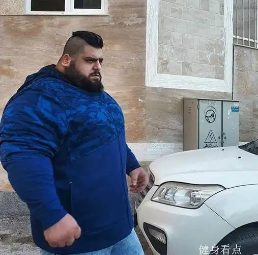 伊朗大块头肌肉男晒座驾体重380斤网友真是心疼这辆车