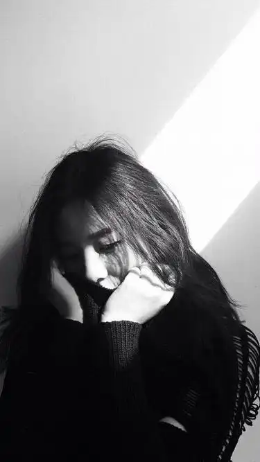 最新qq皮肤女生霸气超拽黑白图片,落魄瞬间竟然也会心动_黑白皮肤_有