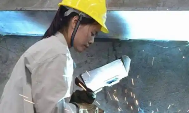 原创我国一位顶级女焊工人长得漂亮技术还高德国专家亲自拜访