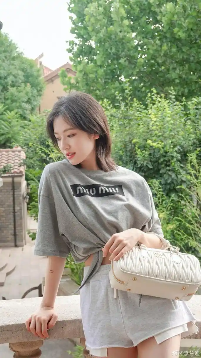 李兰迪发布代言照片, 灰色系上衣短裤休闲大方, 巧漏小蛮腰身材无敌!