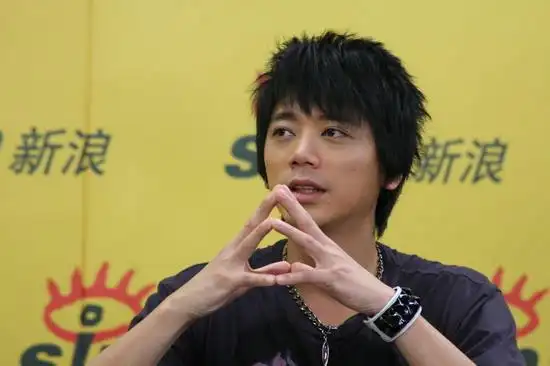 新浪娱乐讯 10月11日13时,原信乐团(听歌)主唱阿信带着他的全新单飞