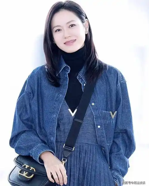 从照片中可以看出,孙艺珍的身材确实比以往丰腴了一些,但并不明显.