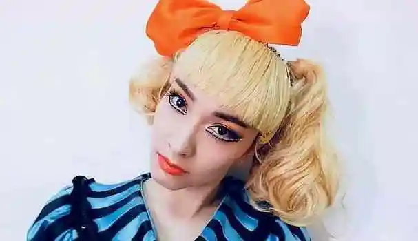 还有网友声称是"人妖妆",仿佛是女装大佬没有开美颜的既视感啊~和维嘉