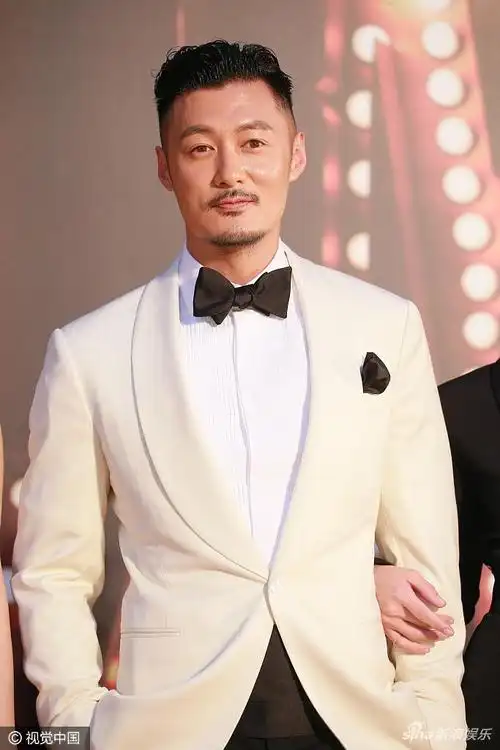 组图:余文乐一身西装帅气有型 络腮胡男人味足