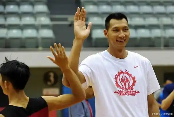 娶足球宝贝荆灵,婚后连生两胎,易建联这次的选择正确吗?