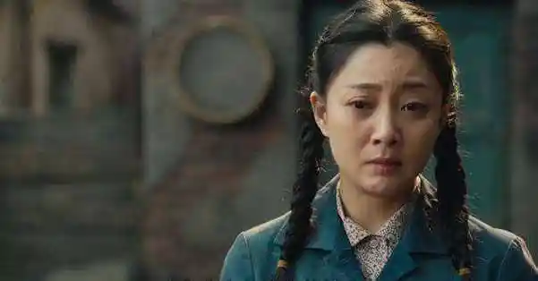 黄小蕾晒出与好友殷桃沙滩游玩照,穿着时尚火辣,两人同框似姐妹_黄