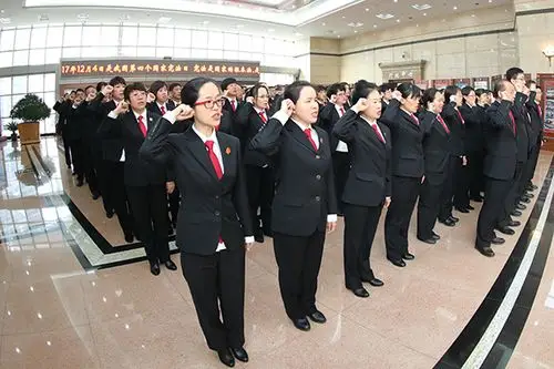 弘扬宪法精神,维护宪法权威,全省三级法院法官同天宣誓