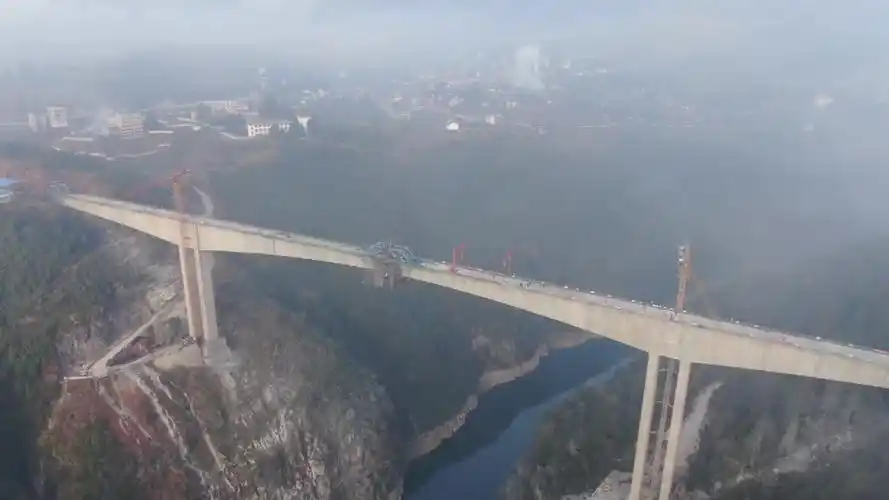 湖南最大跨径悬臂钢构桥永顺泽芙公路列夕特大桥顺利合龙