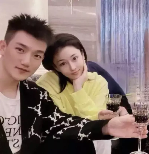 结婚4年仍甜蜜 张馨予与老公罕见合体晒恩爱