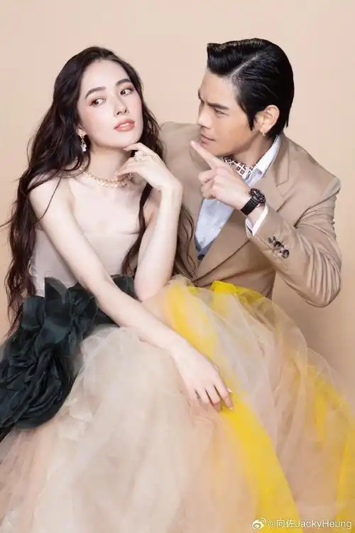 向佐郭碧婷甜蜜约会,夫妻俩乘地铁出行,吃平价餐馆超接地气_腾讯新闻