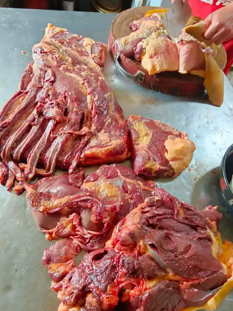 今天又杀毛驴肉了,想吃新鲜肉的可以订单了,建水乡村土菜馆,电 - 抖音