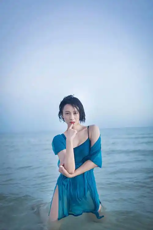 40岁练束梅,这身材饱满得有点过火了!