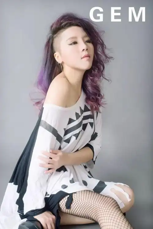 2009年9月,"获得潮流佳人流行榜十大女歌手金奖"直到2014年6月,获得