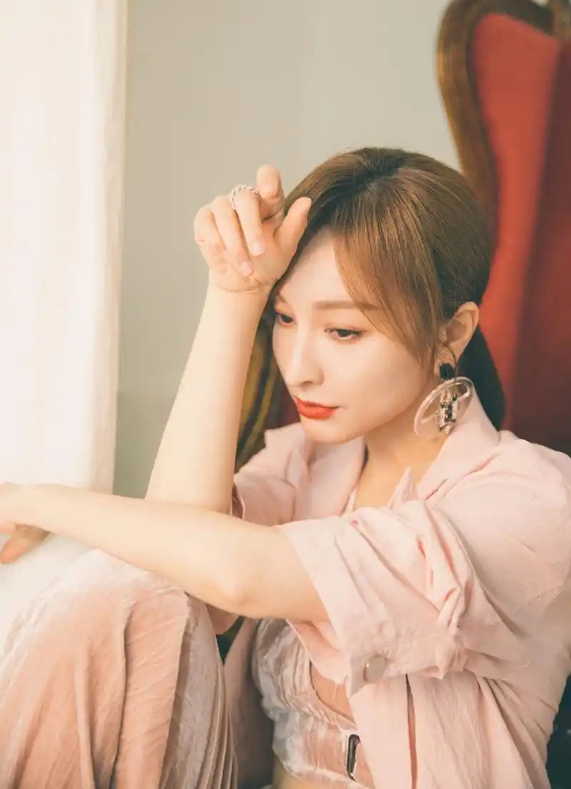 吴昕粉色套装浪漫写真图片