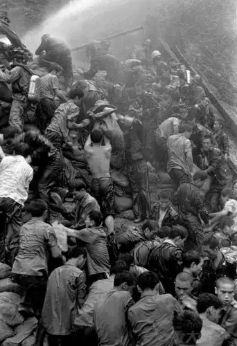 曾经踏勘了许多凶杀,灾难,事故现场,所有的惨状和恶行也都一一记录在