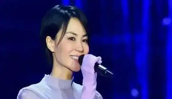 同是窦唯的娃,把王菲的女儿和高原的女儿一对比,差距一目了然